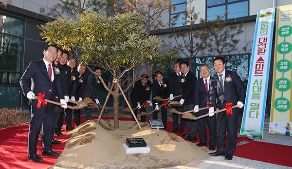 김인중 농림축산식품부 차관(왼쪽 끝)이 지난 14일 열린 경남 밀양 스마트팜 혁신밸리 준공식에서 주요내빈들과 함께 기념식수를 하고 있다.