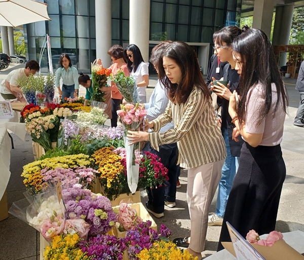 지난 19일 정부세종청사에서 열린 화훼 직거래장터에서 소비자들이 꽃을 구매하고 있는 모습