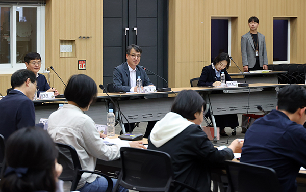 지난 19일 본청 국제회의장에서 중앙·지방 농촌진흥기관 관계관과 수직농장 수출기업 등이 참석한 가운데 ‘딸기 수직농장 기술수출 추진단’이 발족됐다.