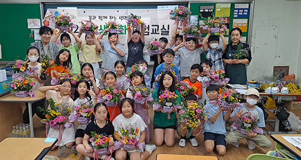 한국절화협회 꽃 생활화 체험 교육 모습.