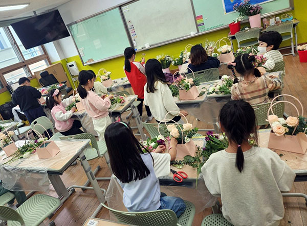 한국화훼자조금협의회가 전국적으로 진행하고 있는 2024년 절화의무자조금 홍보사업 ‘청소년 드림 스쿨 플라워데이’가 큰 호응을 얻고 있다.