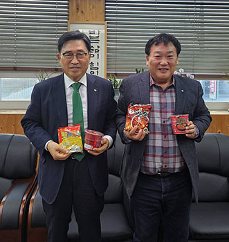 전 김춘진 한국농수산식품유통공사장(왼쪽)과 고계곤 조합장이 제품 라인업을 선보이고 있다.