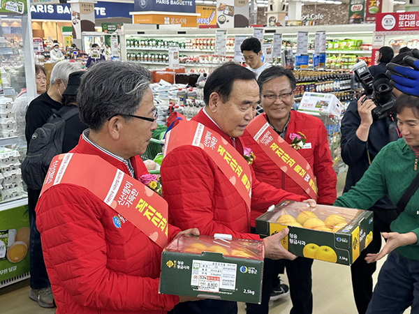 서병진 회장(중간)이 특가에 판매되는 고품질 청송 사과를 시민들에게 전달해주고 있다.